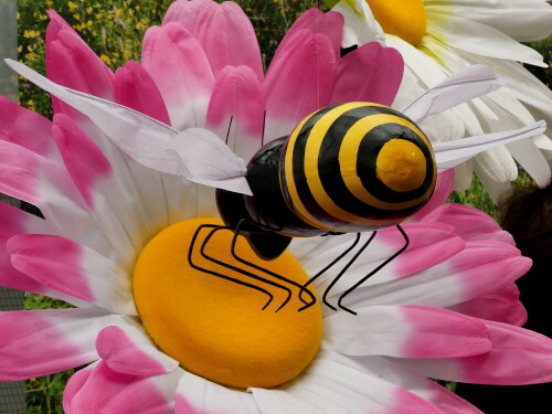 zukunft-plastikpollen-plastiknektar-plastikbienen-20406.jpeg