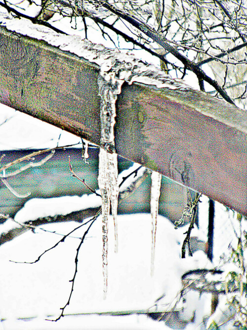 eiszapfen-uber-dem-terrassengelander-januar-2024-30747.jpeg