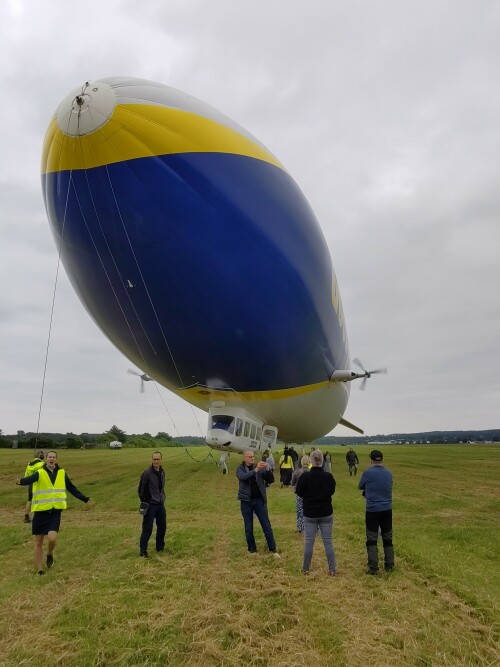 Ein Zeppelinflug war schon immer mein großer Traum. Mit Flugzeugen bin ich jetzt wegen der Treibhausgasemissionen seit 15 Jahren nicht mehr geflogen. Mit einem Flug von Bonn-Hangelar aus über das Siebengebirge wurde der Zeppelinflug Wirklichkeit. Leider hatten wir an diesem Tag kein gutes Wetter.