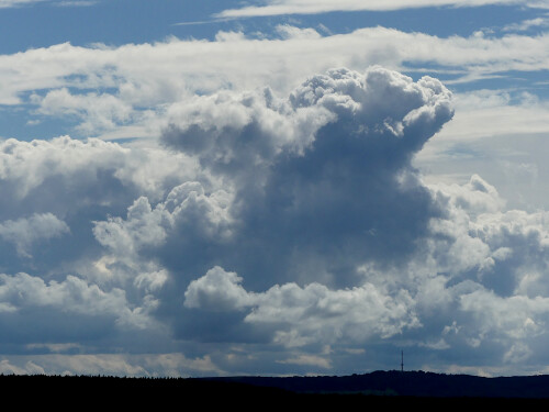 2025-09-02-der-Hesselberg-unter-einem-gewaltigen-Wolkengebirge-1.jpeg